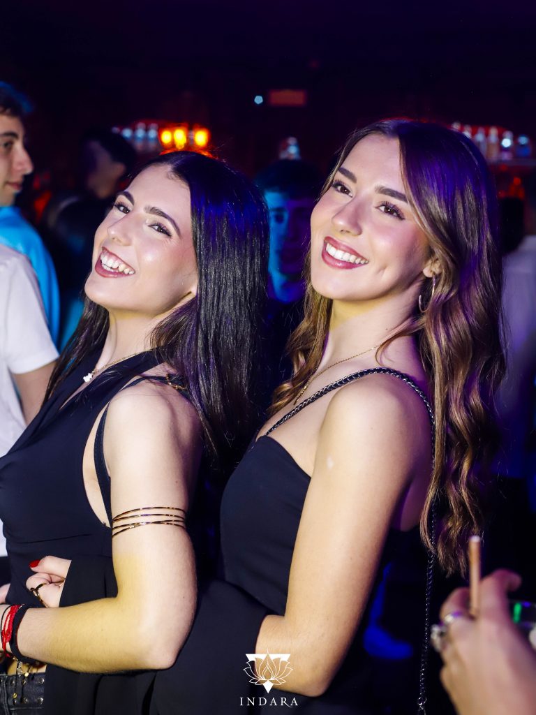 Dos chicas en la sala Indara Club Pamplona