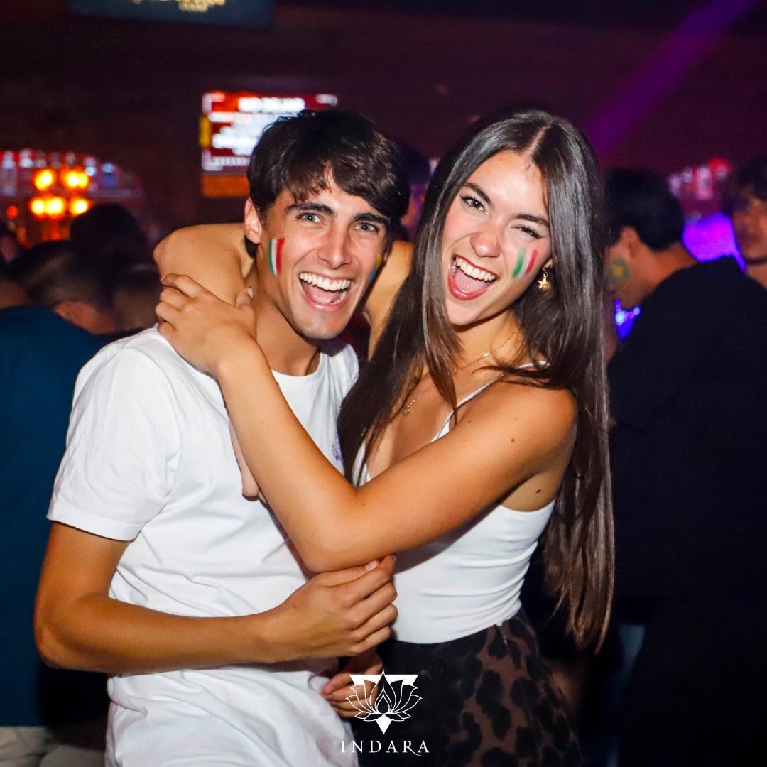 Dos jóvenes disfrutando y sonriendo en la pista de baile de Indara, el club y discoteca de Pamplona