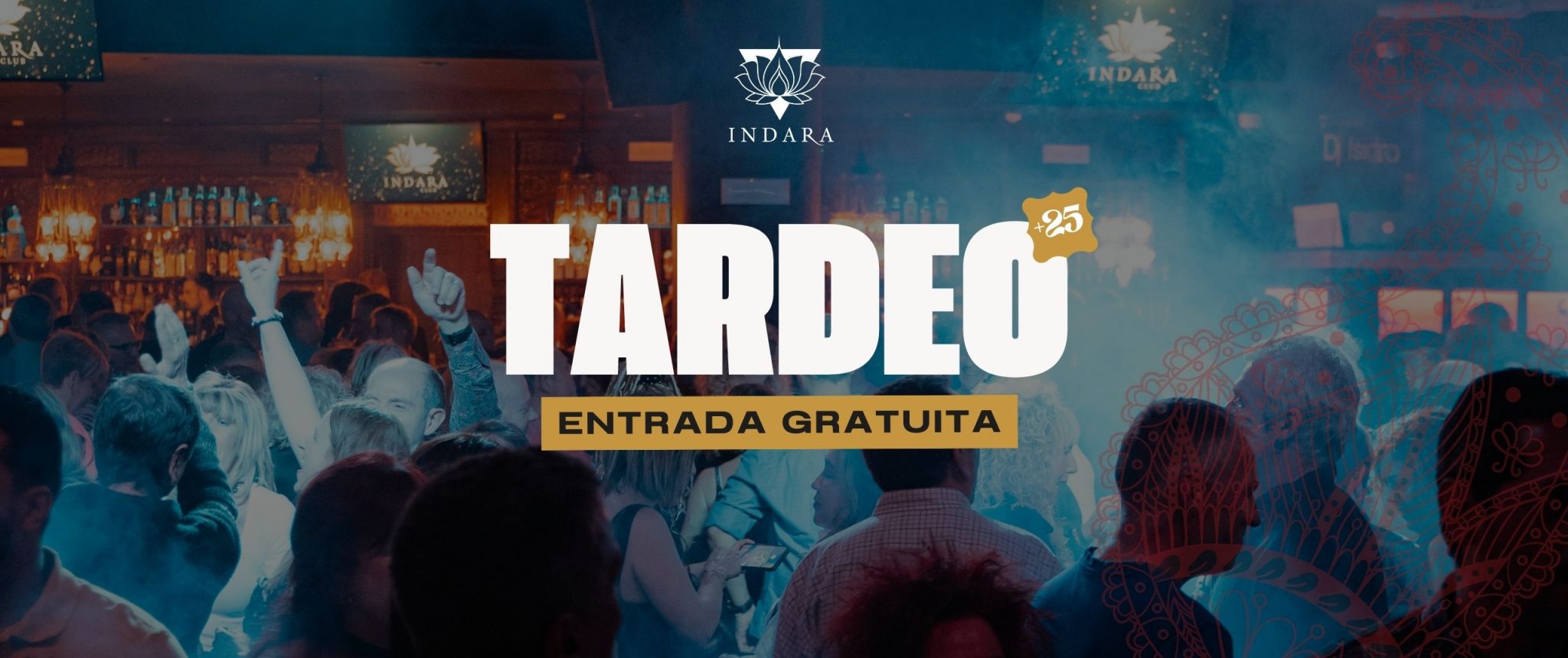 Ambiente de tardeo en Indara, club de Pamplona, con público disfrutando de música y entrada gratuita