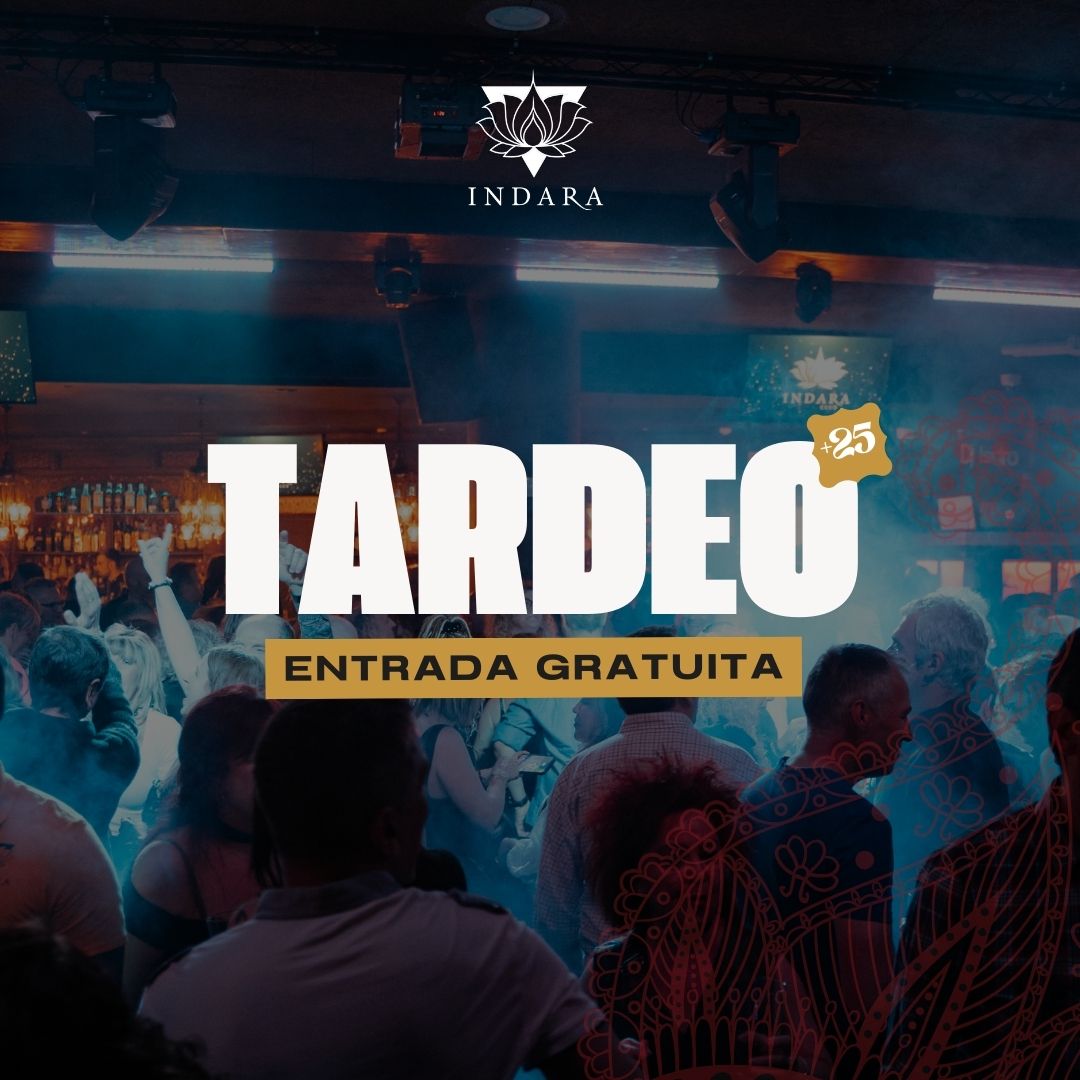 Ambiente de tardeo en Indara, club de Pamplona, con público disfrutando de música y entrada gratuita